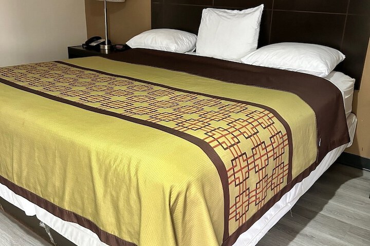 Room 3 of 8
