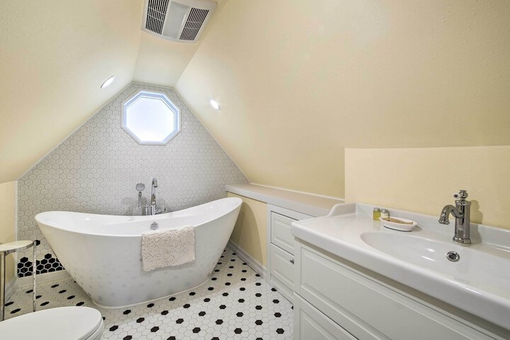 Renovated North Bend Cottage: Near Eateries!