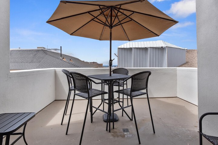 Beach House Inn & Suites