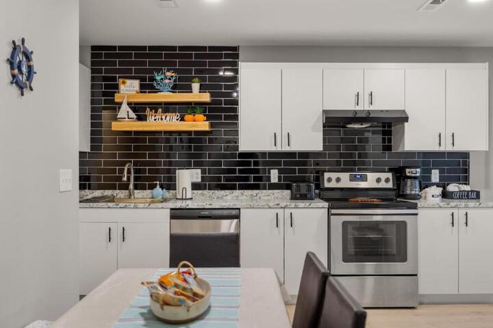 Lakeside Bliss 2BR 1BA with All Modern Comforts