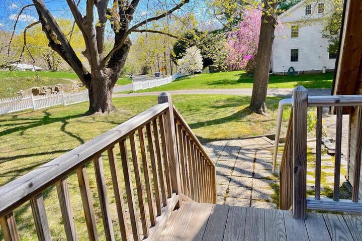 Newly Renovated Carriage House Near Town & Beaches