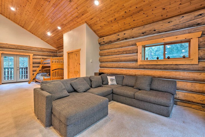 Riverfront Gold Bar Log Cabin Near Stevens Pass!