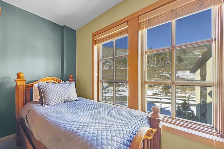 Luxury Remodeled Passage Point Condo - Short Walk to Lifts - Incredible View - PP403 by Redawning