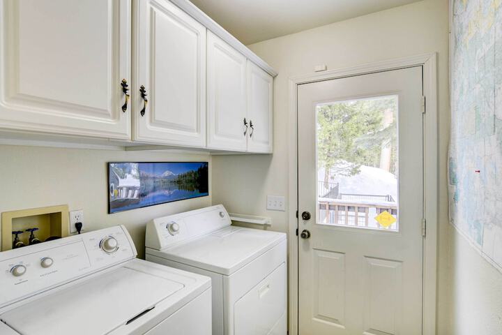 Pet-friendly California Cabin w / Beach Access