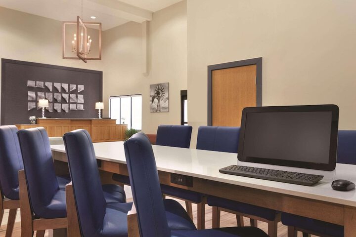 Business Center 21 of 23