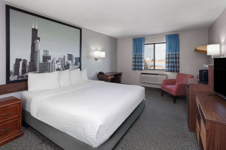 Super 8 by Wyndham Romeoville Bolingbrook