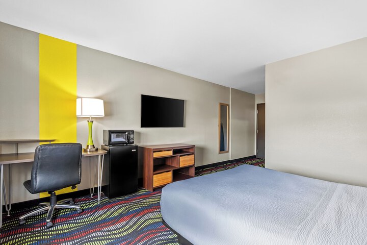 Super 8 by Wyndham Farmington