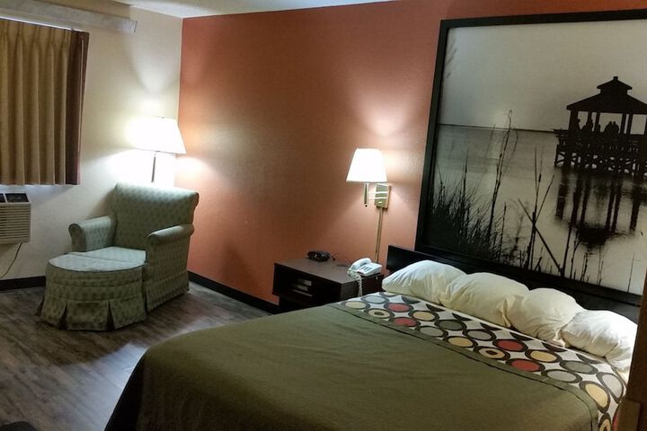Room 13 of 18