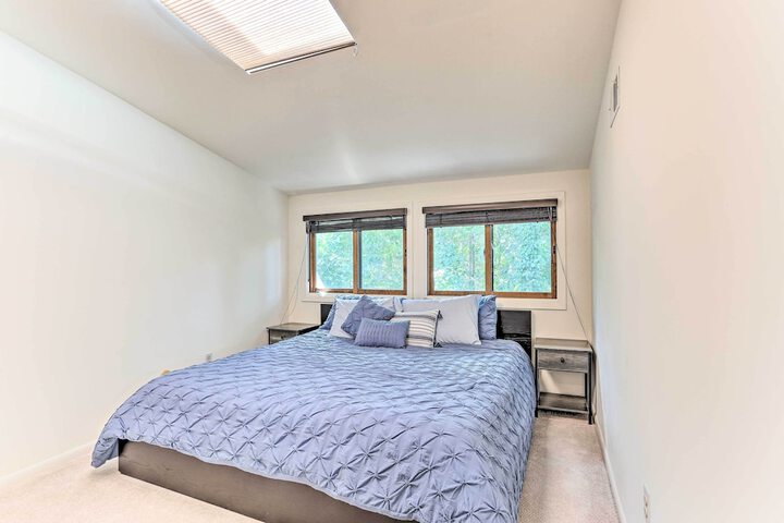 Gorgeous Vernon Township Condo w / Balcony!