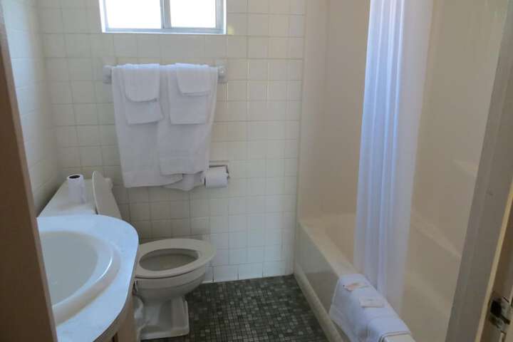 Redwood Inn