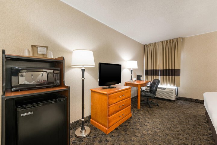 Quality Inn & Suites Portage Central
