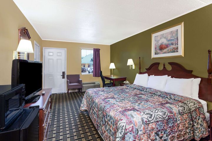 Days Inn by Wyndham Lenoir City