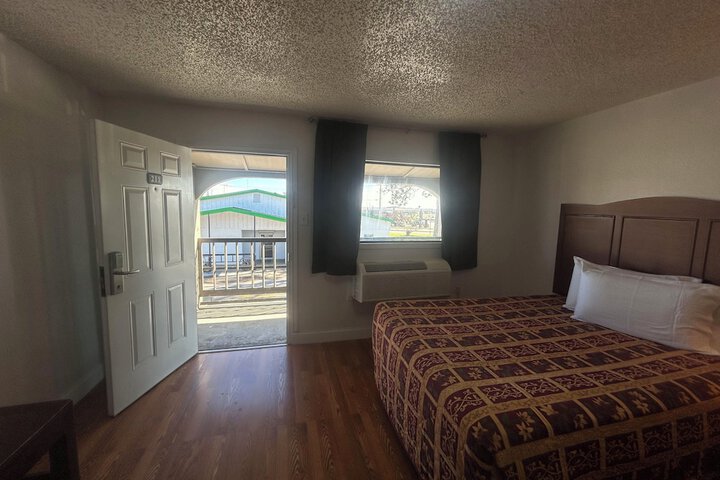 Room 28 of 65