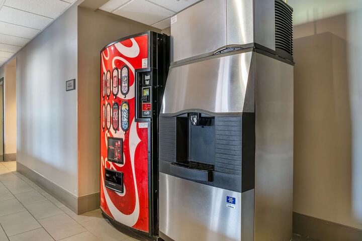 Country Inn & Suites by Radisson Rossford - Toledo South