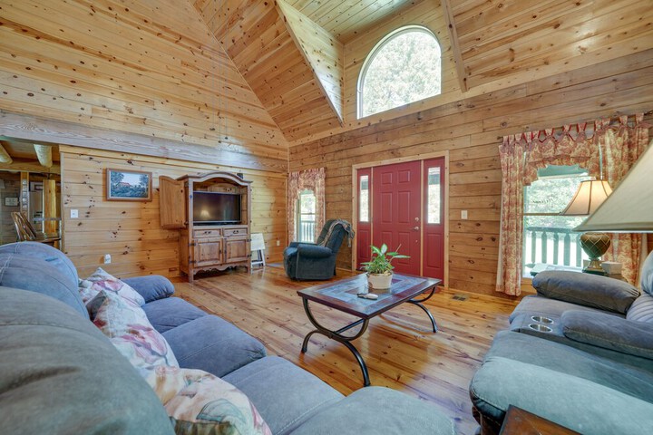 Secluded Broken Bow Cabin w / Fire Pit and Deck!