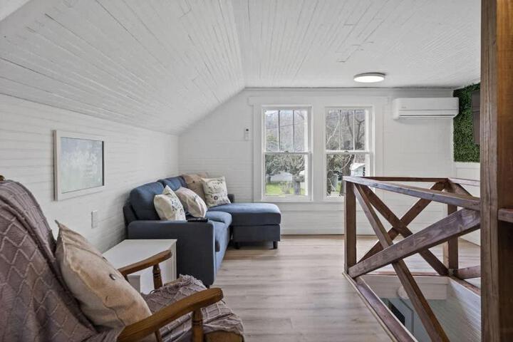 Charming 4 bedroom farmhouse with large backyard for entertaining