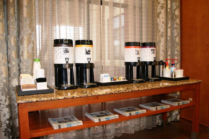 Hampton Inn & Suites Manchester-Bedford