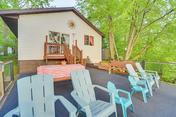 Lakefront Family Retreat w / Private Dock!