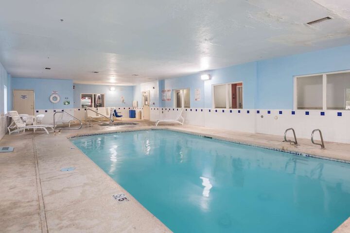 Pool 10 of 35