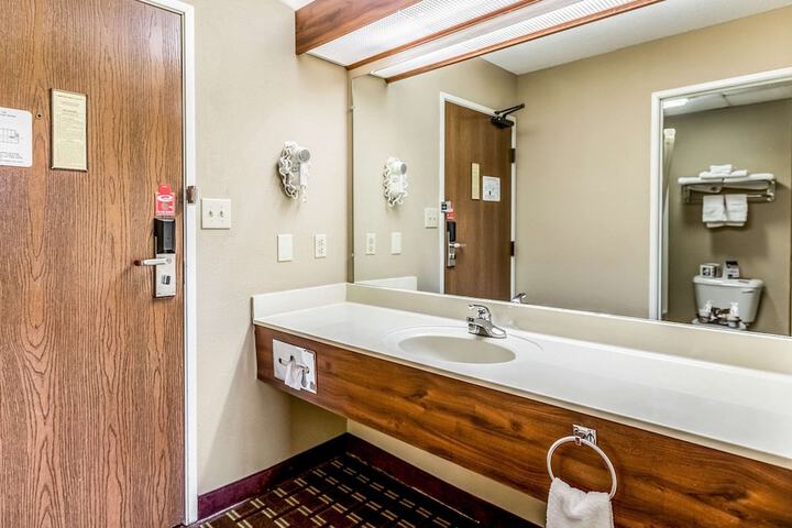 Room 16 of 28