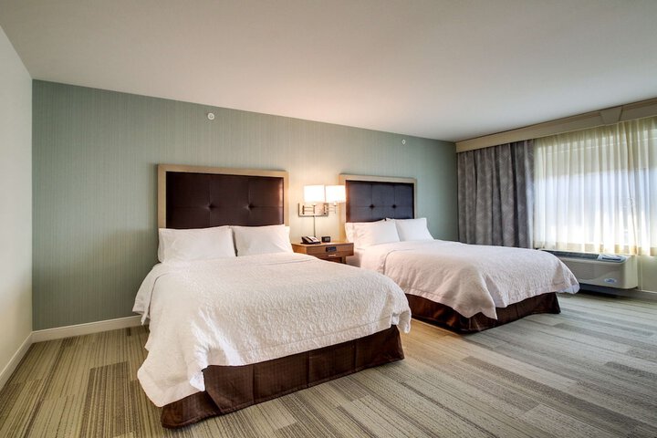 Hampton Inn & Suites Milwaukee West