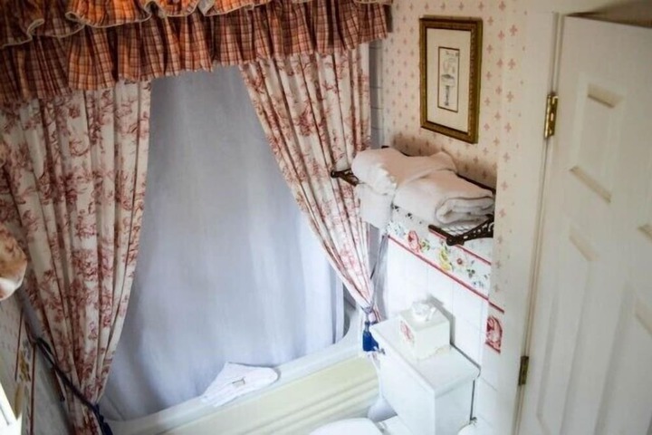 Room 35 of 64