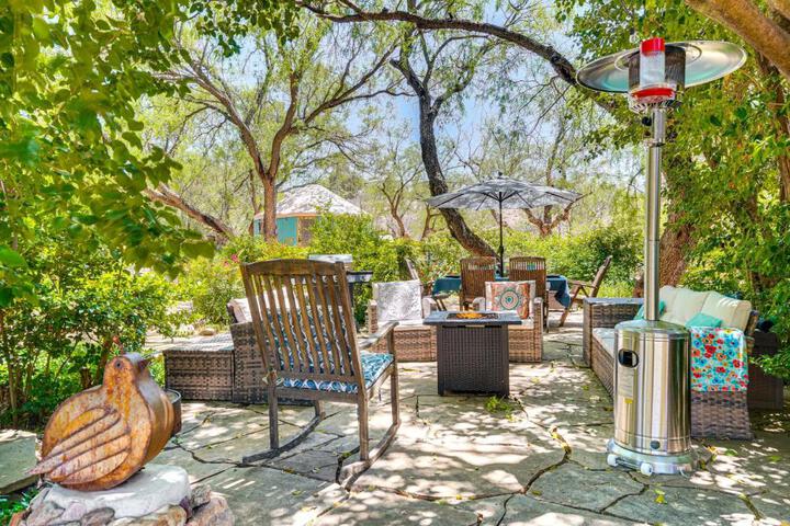 Vibrant Casa Paloma w / Patio - Near Vineyards!
