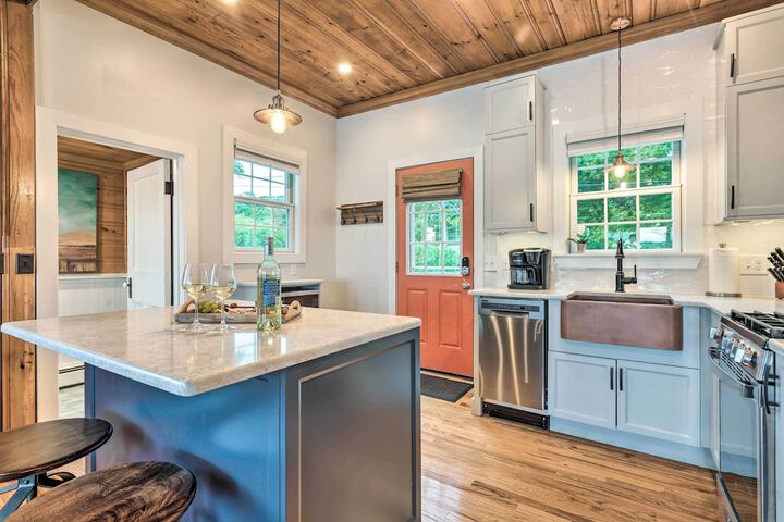 Charming Bristol Cottage w / Private Beach!