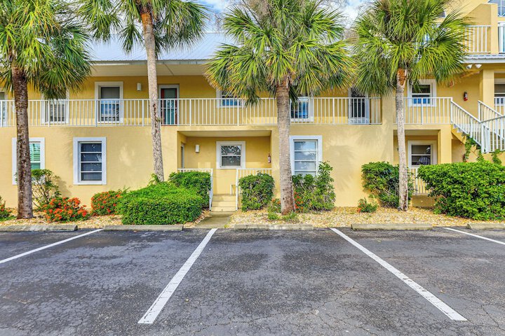 8 Mi to Beach w / Pool Access: Englewood Condo!