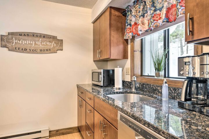 Hartford Escape w / Fire Pit 3 Mi to Ski & Golf!