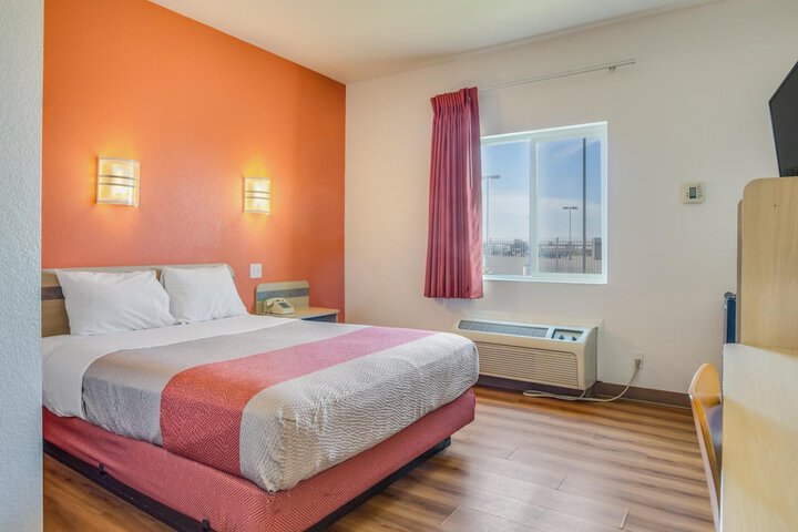 Howard Johnson by Wyndham Lemoore Near Naval Air Station