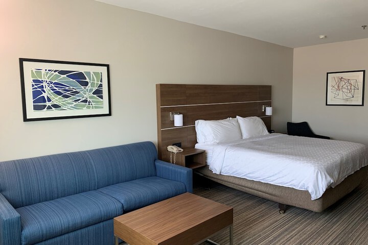 Room 11 of 32