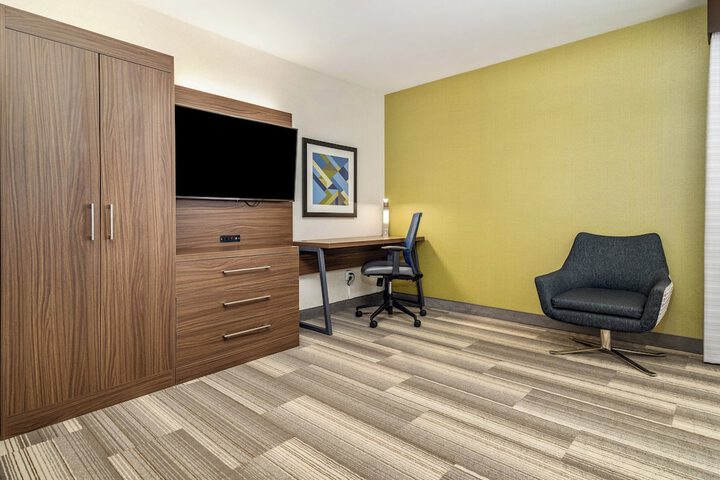 Room 70 of 348