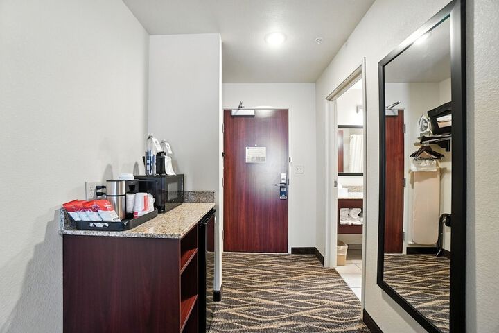 Cobblestone Hotel & Suites-Bellefontaine