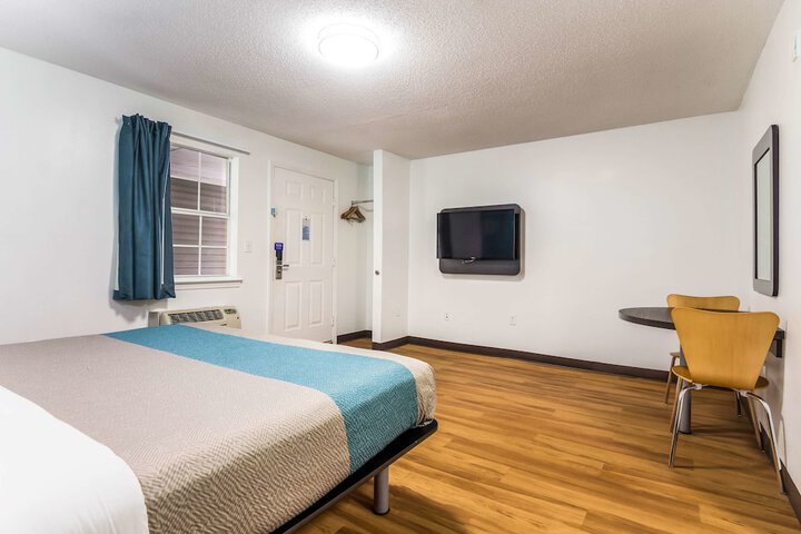 Room 25 of 29