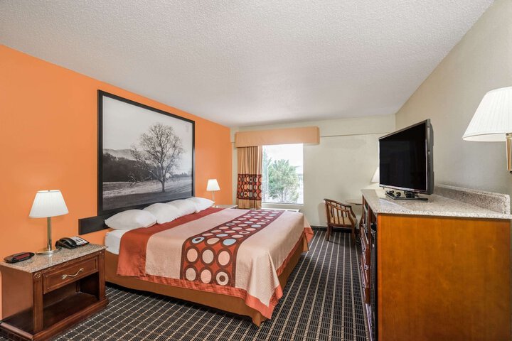 Super 8 by Wyndham Dandridge