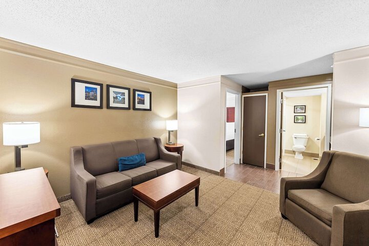 Comfort Inn & Suites Heath - Newark South
