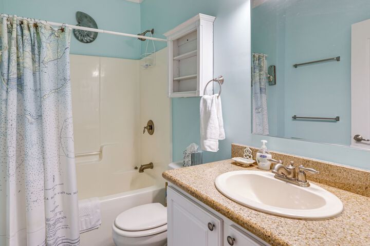 Lovely Carrabelle Home w / Lake Views & Pool Access