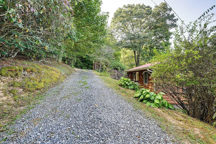Riverfront Cabin w / Mtn Views in Tuckasegee!