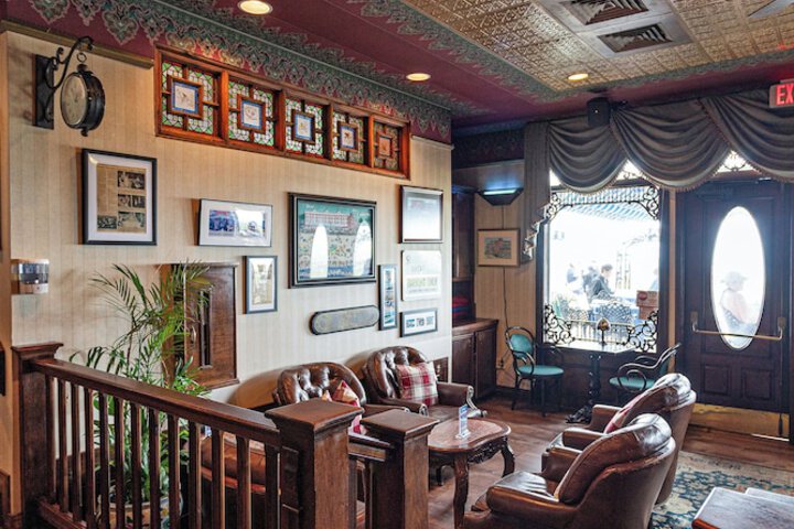 Lounge 83 of 100