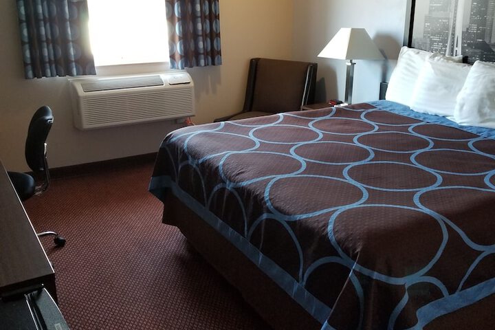 Super 8 by Wyndham Bellingham Airport / Ferndale