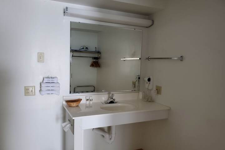 Room 32 of 43