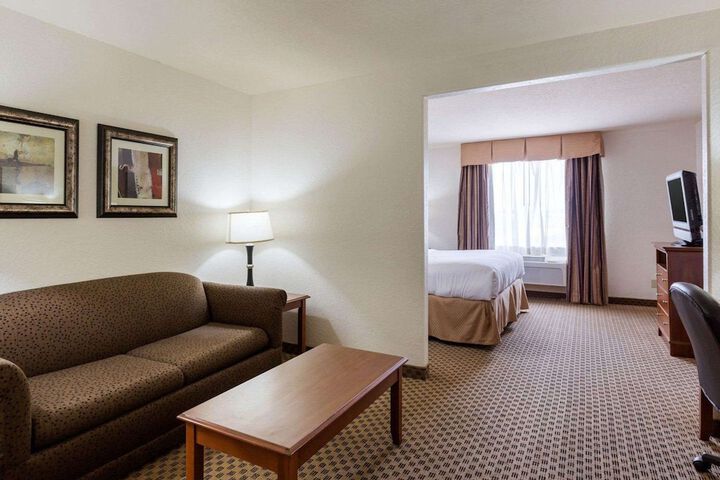 Quality Suites Huntsville Near University