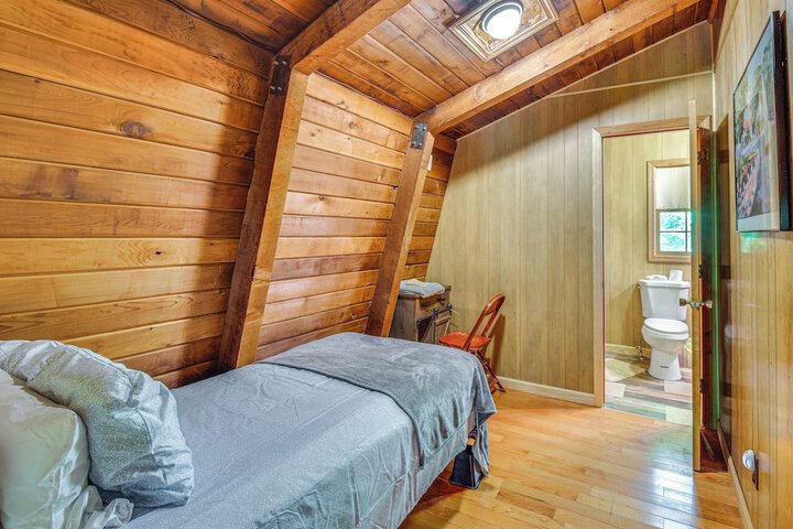 Pet-friendly Lavonia Cabin Walk to Lake Hartwell!