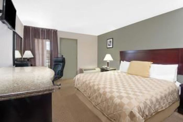 Super 8 by Wyndham Brook Park / Cleveland