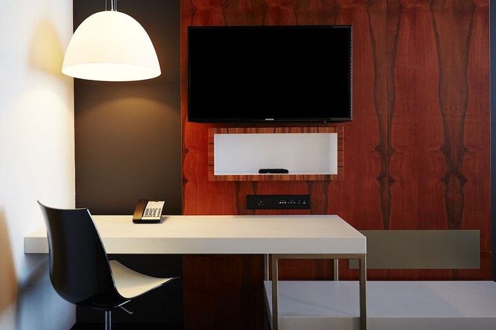 Room 13 of 33