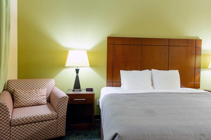 Quality Inn & Suites Bloomington I-55 and I-74