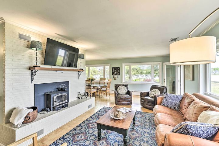 Bayfront Retreat w / Game Room + Outdoor Pool!