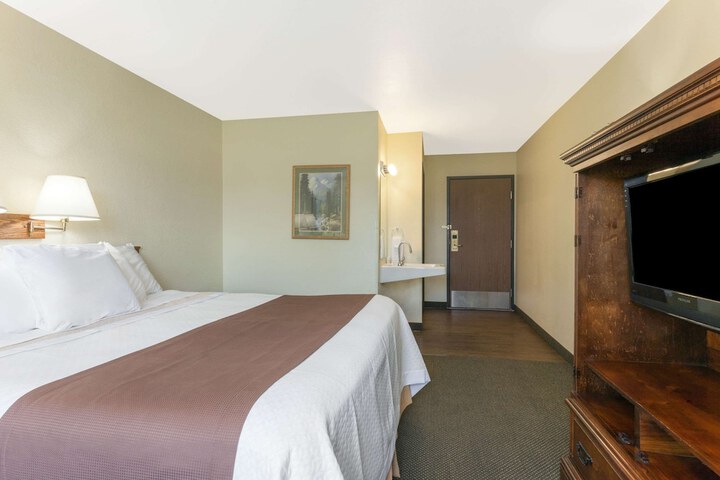 Room 8 of 25