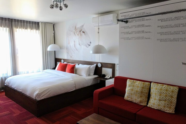 Room 28 of 79